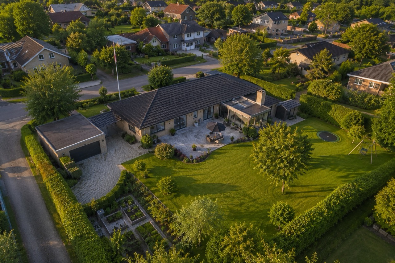 Luftfoto af bolig og landskab